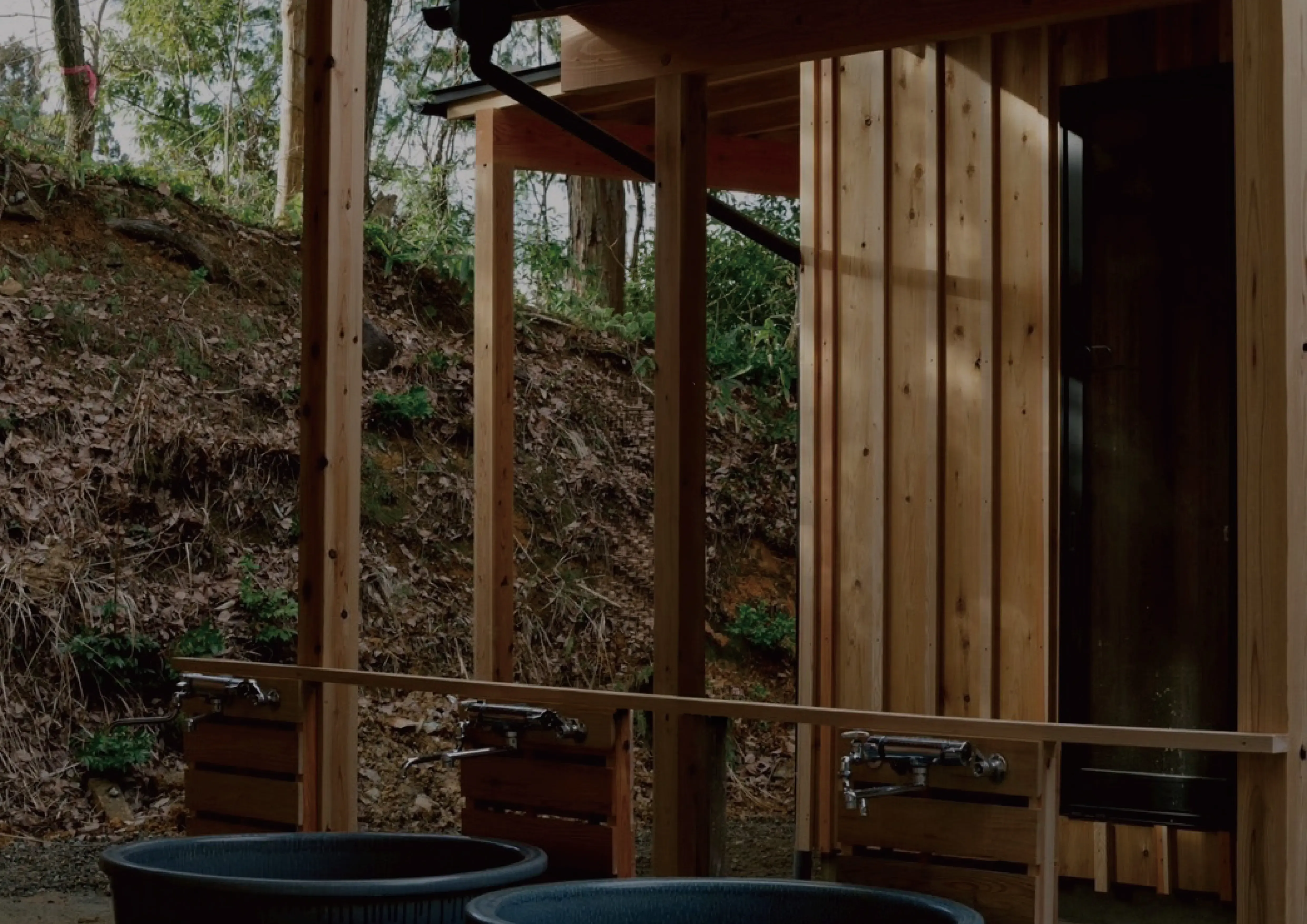 露天の水風呂と木造の外壁