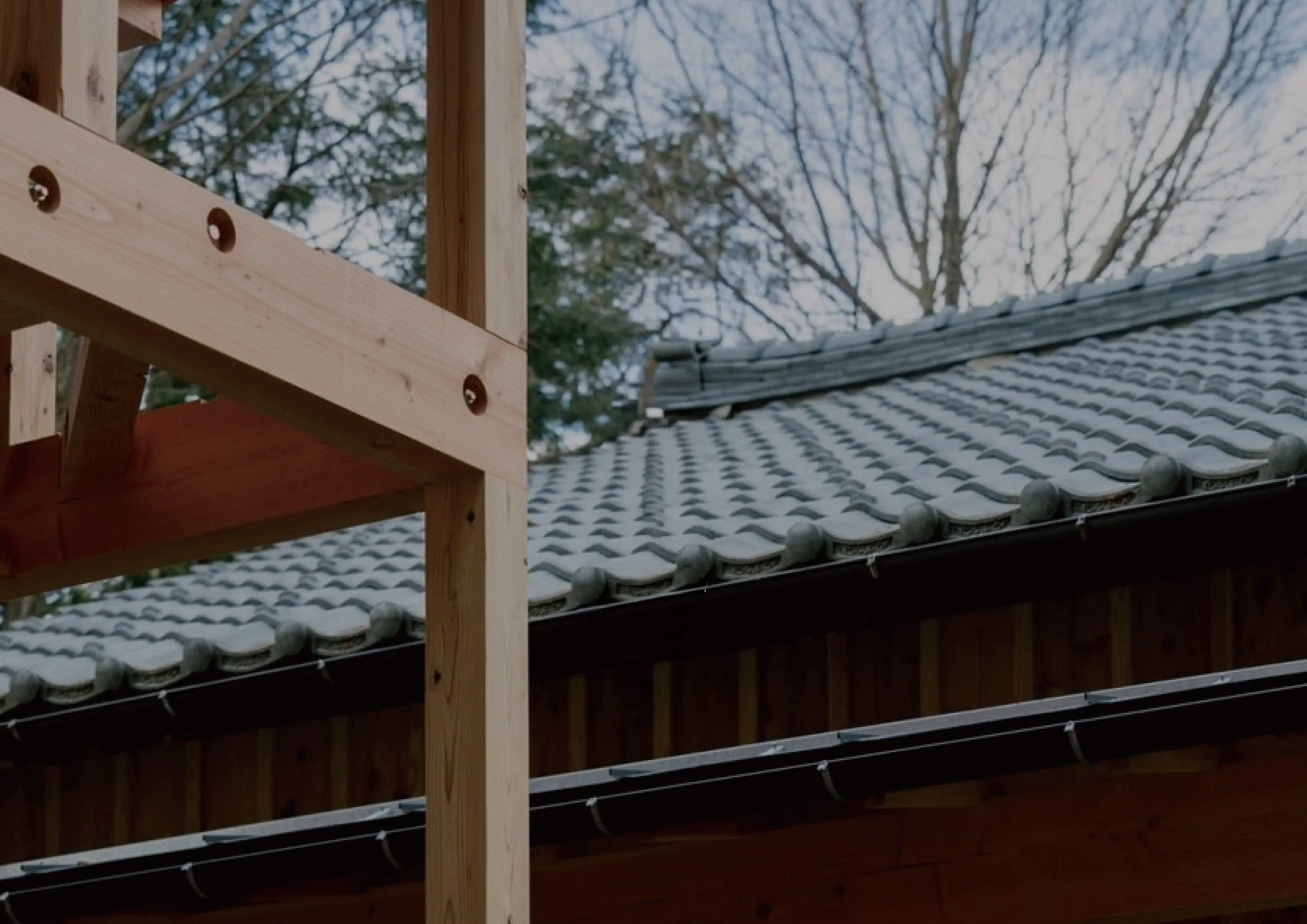 瓦屋根と木骨組みの接写